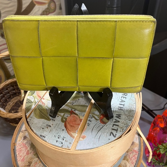 Bottega Veneta Intrecciato Zip-Around LimeGreen Woven Leather Wallet - Picture 2 of 10
